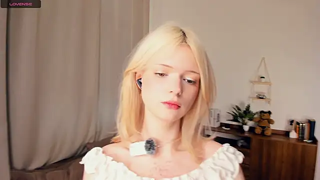 Snapshot of LaureMestler chatting on March 20, 2026, 8:04 am LaureMestler online show from March 20, 2026, 8:04 am