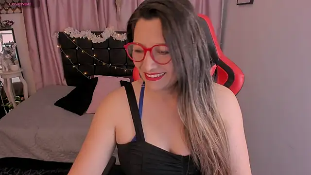 Snapshot of Hanna_MA chatting on December 5, 2025, 9:34 pm Hanna MA online show from December 5, 2025, 9:34 pm