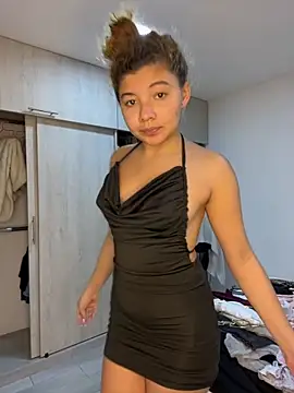 Snapshot of Gaby_002 chatting on October 21, 2025, 11:37 pm Gaby 002 online show from October 21, 2025, 11:37 pm