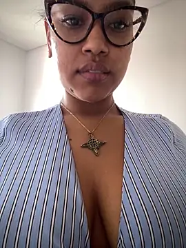 miiabrown18 online show from November 21, 2025, 3:33 pm