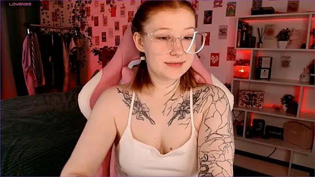 Snapshot of Ayla_Hicks chatting on October 13, 2025, 3:08 am Ayla Hicks online show from October 13, 2025, 3:08 am