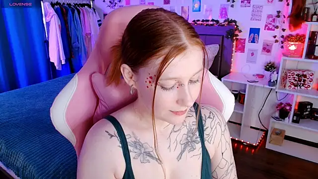 Snapshot of Ayla_Hicks chatting on November 12, 2025, 6:45 pm Ayla Hicks online show from November 12, 2025, 6:45 pm