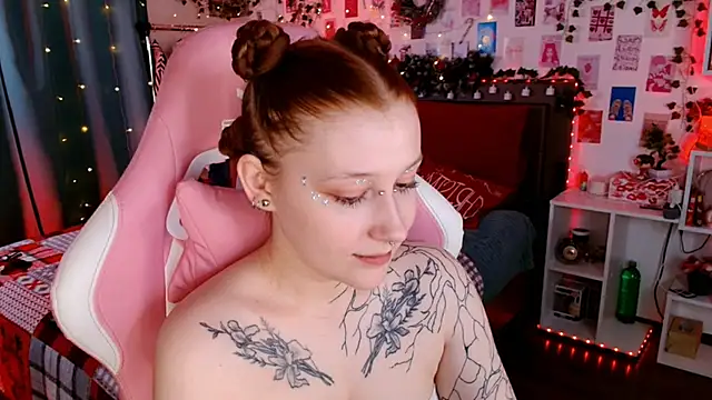 Snapshot of Ayla_Hicks chatting on December 2, 2025, 7:26 pm Ayla Hicks online show from December 2, 2025, 7:26 pm