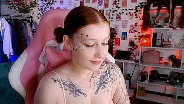 Snapshot of Ayla_Hicks chatting on November 20, 2025, 7:03 pm Ayla Hicks online show from November 20, 2025, 7:03 pm