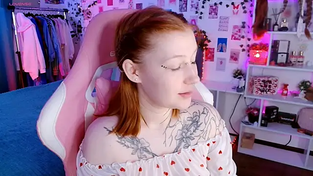 Snapshot of Ayla_Hicks chatting on November 10, 2025, 3:33 am Ayla Hicks online show from November 10, 2025, 3:33 am