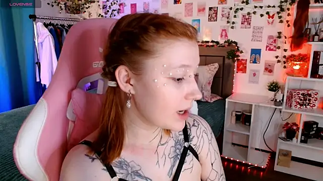 Snapshot of Ayla_Hicks chatting on November 15, 2025, 10:47 pm Ayla Hicks online show from November 15, 2025, 10:47 pm