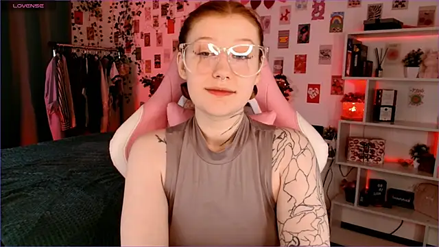 Snapshot of Ayla_Hicks chatting on October 12, 2025, 3:08 am Ayla Hicks online show from October 12, 2025, 3:08 am