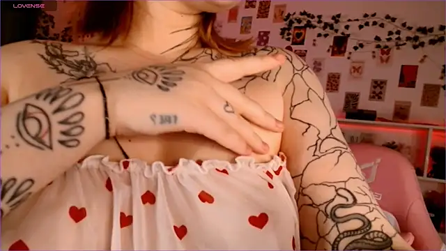 Snapshot of Ayla_Hicks chatting on October 16, 2025, 3:59 am Ayla Hicks online show from October 16, 2025, 3:59 am