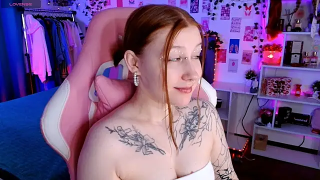 Snapshot of Ayla_Hicks chatting on November 11, 2025, 3:23 am Ayla Hicks online show from November 11, 2025, 3:23 am