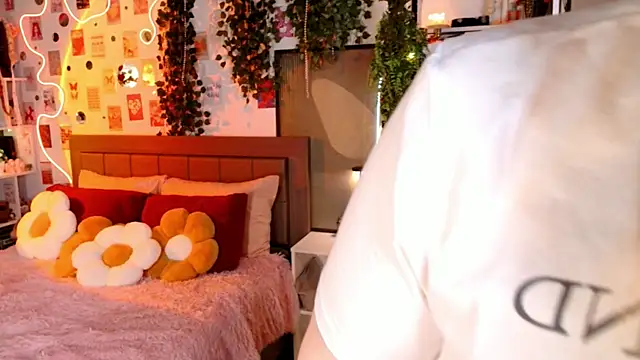 Ayla Hicks online show from May 6, 2026, 4:16 am