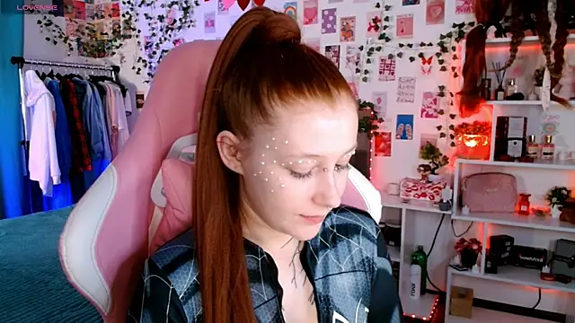 Snapshot of Ayla_Hicks chatting on November 21, 2025, 8:08 pm Ayla Hicks online show from November 21, 2025, 8:08 pm