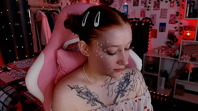 Snapshot of Ayla_Hicks chatting on December 1, 2025, 8:42 pm Ayla Hicks online show from December 1, 2025, 8:42 pm