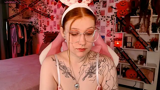 Snapshot of Ayla_Hicks chatting on November 2, 2025, 4:28 am Ayla Hicks online show from November 2, 2025, 4:28 am