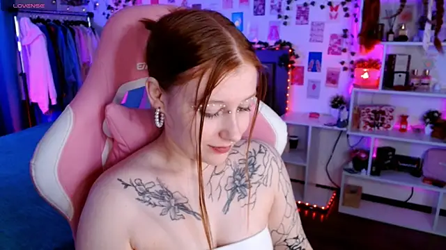 Snapshot of Ayla_Hicks chatting on November 11, 2025, 6:58 pm Ayla Hicks online show from November 11, 2025, 6:58 pm