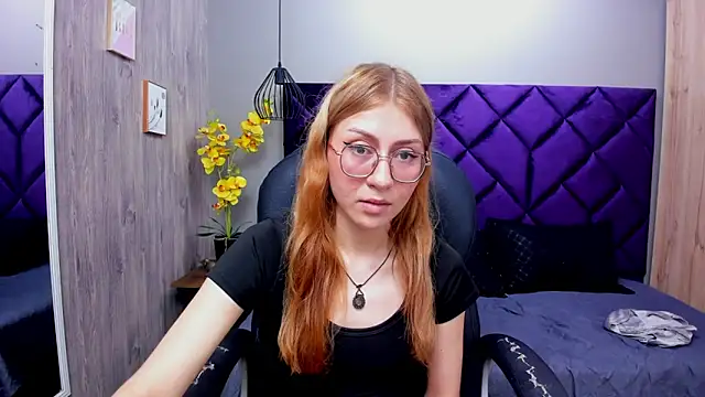 ChloeCampbell03 online show from September 29, 2025, 5:40 pm