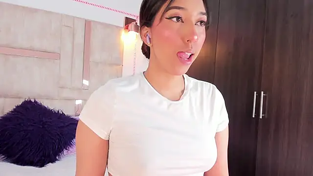 Snapshot of emily__walker chatting on November 20, 2025, 12:39 pm emily walker online show from November 20, 2025, 12:39 pm