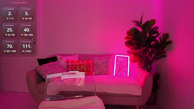 Snapshot of TiaBelle chatting on October 12, 2025, 5:36 pm TiaBelle online show from October 12, 2025, 5:36 pm