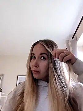 Snapshot of BarbieDolly_x chatting on October 30, 2025, 2:04 pm BarbieDolly x online show from October 30, 2025, 2:04 pm