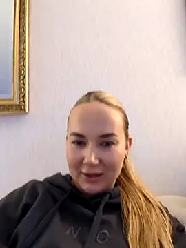 Snapshot of BarbieDolly_x chatting on November 14, 2025, 4:10 pm BarbieDolly x online show from November 14, 2025, 4:10 pm