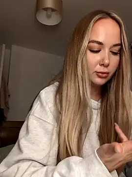 Snapshot of BarbieDolly_x chatting on November 9, 2025, 7:51 pm BarbieDolly x online show from November 9, 2025, 7:51 pm