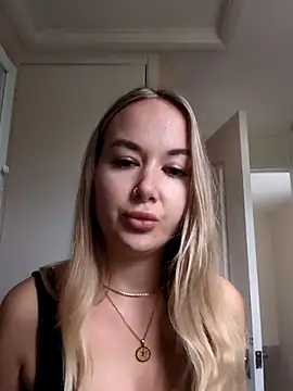 Snapshot of BarbieDolly_x chatting on November 3, 2025, 1:04 pm BarbieDolly x online show from November 3, 2025, 1:04 pm