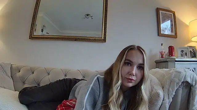 Snapshot of BarbieDolly_x chatting on October 8, 2025, 2:40 pm BarbieDolly x online show from October 8, 2025, 2:40 pm