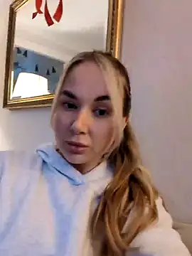 Snapshot of BarbieDolly_x chatting on December 5, 2025, 3:32 pm BarbieDolly x online show from December 5, 2025, 3:32 pm