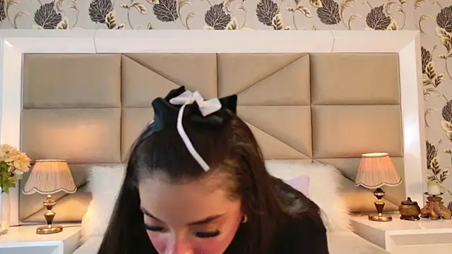 Snapshot of MayaDeLuca chatting on December 1, 2025, 1:01 pm MayaDeLuca online show from December 1, 2025, 1:01 pm