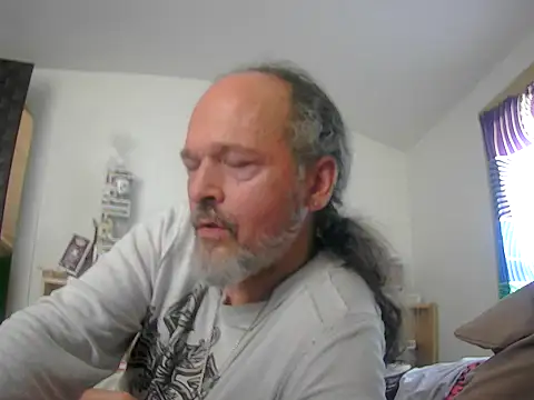 Snapshot of HippieDad333 chatting on September 23, 2025, 7:10 pm HippieDad333 online show from September 23, 2025, 7:10 pm