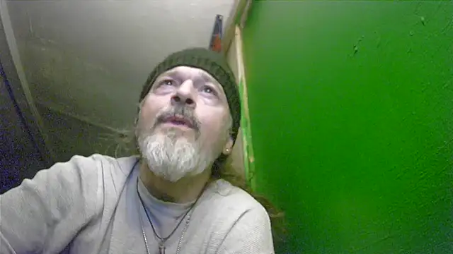 Snapshot of HippieDad333 chatting on December 13, 2025, 11:22 pm HippieDad333 online show from December 13, 2025, 11:22 pm