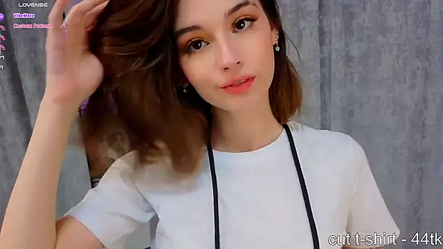 Snapshot of LunaraRada chatting on November 8, 2025, 3:26 pm LunaraRada online show from November 8, 2025, 3:26 pm