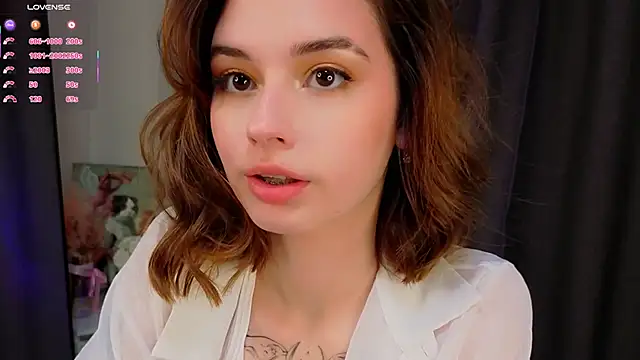 Snapshot of LunaraRada chatting on October 27, 2025, 12:17 pm LunaraRada online show from October 27, 2025, 12:17 pm