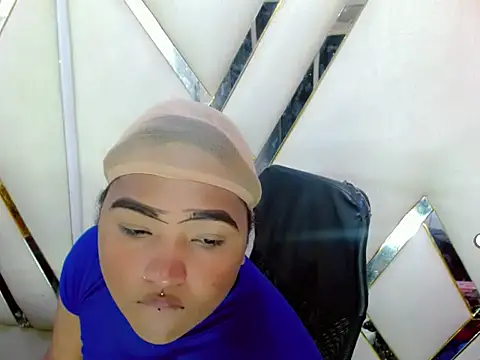 AuroraRoss online show from November 14, 2025, 6:33 pm