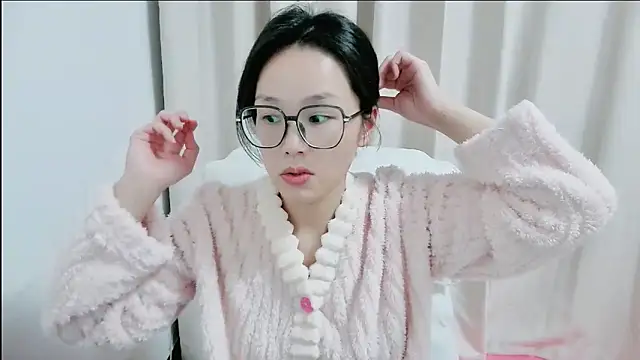 Snapshot of guai00 chatting on November 21, 2025, 1:43 pm guai00 online show from November 21, 2025, 1:43 pm