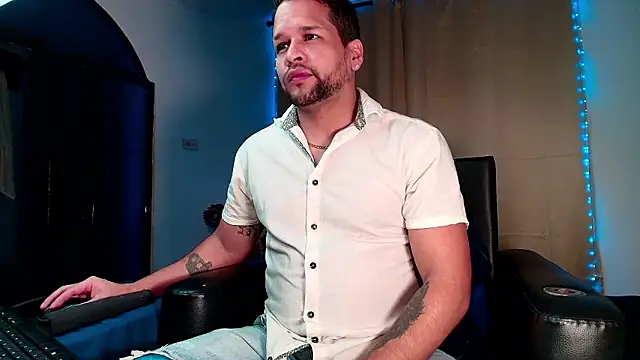 LucasGaeel online show from February 2, 2026, 2:43 am