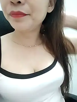 Girl Shy2000 online show from October 6, 2025, 12:17 pm