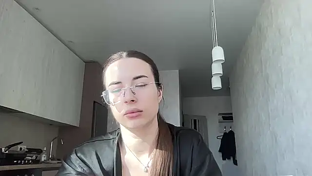 Feynelle online show from October 27, 2025, 10:27 am