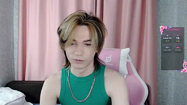 Snapshot of evan_reinhart chatting on October 12, 2025, 3:24 pm evan reinhart online show from October 12, 2025, 3:24 pm