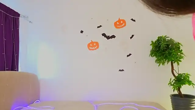 Snapshot of MilaYumi chatting on November 16, 2025, 5:34 am MilaYumi online show from November 16, 2025, 5:34 am