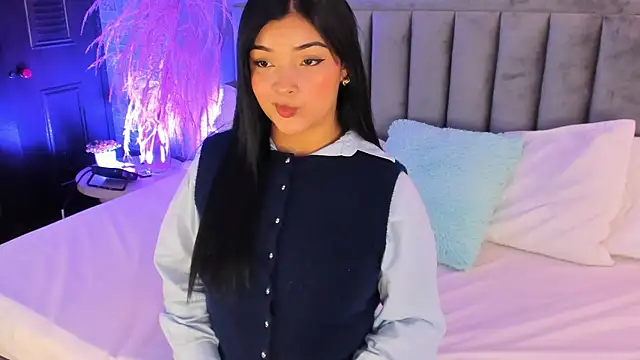 Snapshot of EmmaBlossom chatting on November 12, 2025, 7:40 pm EmmaBlossom online show from November 12, 2025, 7:40 pm