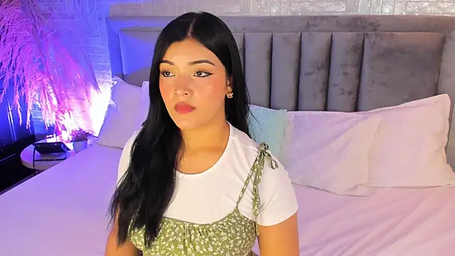 Snapshot of EmmaBlossom chatting on November 17, 2025, 7:29 pm EmmaBlossom online show from November 17, 2025, 7:29 pm