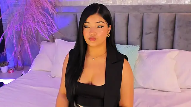 Snapshot of EmmaBlossom chatting on November 7, 2025, 7:18 pm EmmaBlossom online show from November 7, 2025, 7:18 pm