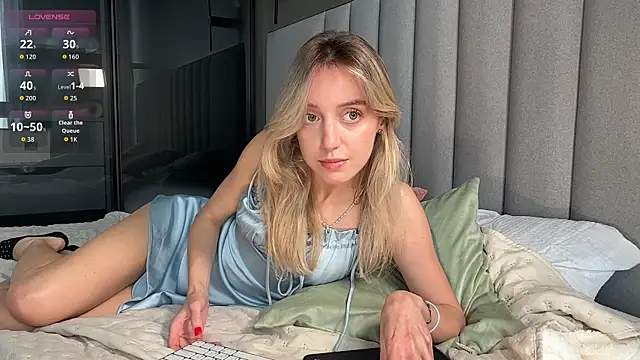 SophieBelll online show from October 4, 2025, 11:45 am