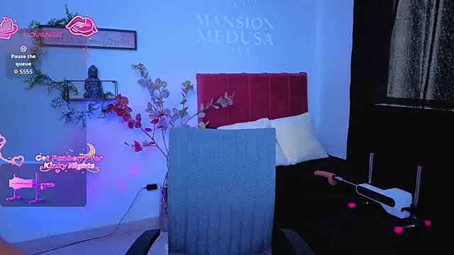 pequitasmedusa9 online show from November 18, 2025, 7:06 pm