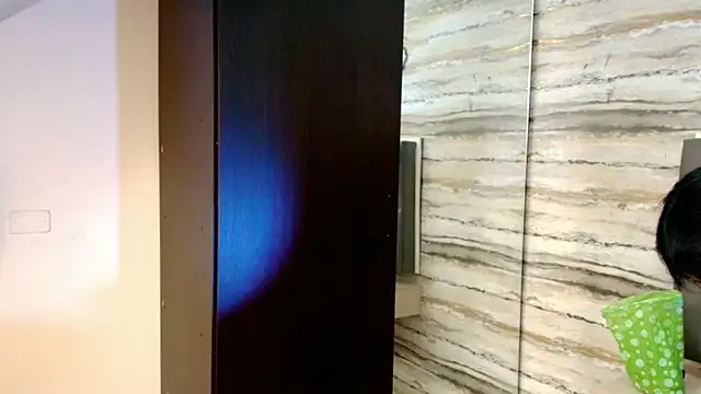 Snapshot of Lovers_21 chatting on November 17, 2025, 11:42 pm Lovers 21 online show from November 17, 2025, 11:42 pm