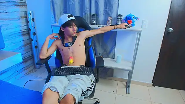 Snapshot of Lovers_21 chatting on October 8, 2025, 4:29 pm Lovers 21 online show from October 8, 2025, 4:29 pm