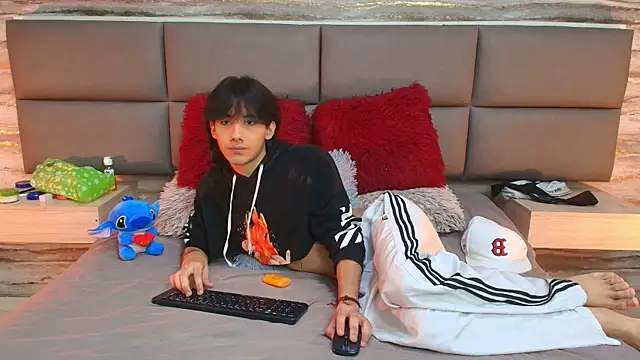 Snapshot of Lovers_21 chatting on October 17, 2025, 9:49 pm Lovers 21 online show from October 17, 2025, 9:49 pm