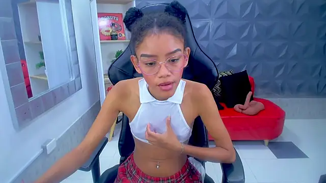 Snapshot of adisson_petite1 chatting on October 26, 2025, 1:00 pm adisson petite1 online show from October 26, 2025, 1:00 pm