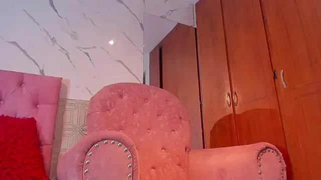 violett  rousee online show from November 25, 2025, 2:39 pm