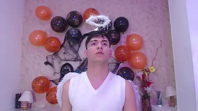 Snapshot of Aaron_Foxxx chatting on October 31, 2025, 1:41 pm Aaron Foxxx online show from October 31, 2025, 1:41 pm